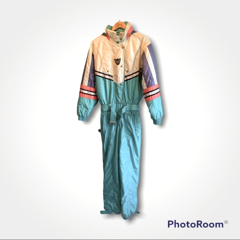 Totally 80’s Snow Sport Suit!! ⛷❄️😎🤍
